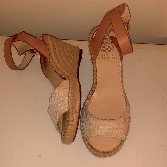 Vince camuto 6 36 lace wedge wedges heels beige with gold accent - Picture 1 of 7